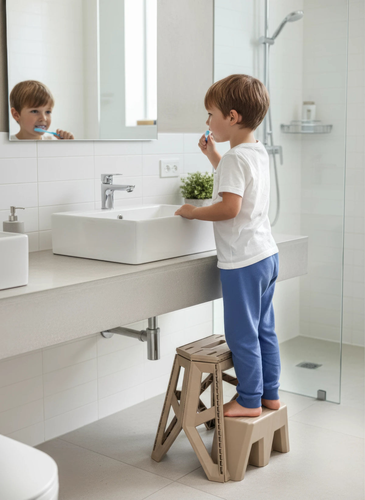 SMART STEP latte in bagno: sgabello per bambini al lavandino